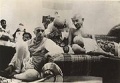 ജവാഹർലാൽ നെഹ്റു ഗാന്ധിയുടെ അരികിലിരിക്കുന്നു - AICC സെഷൻ 1942