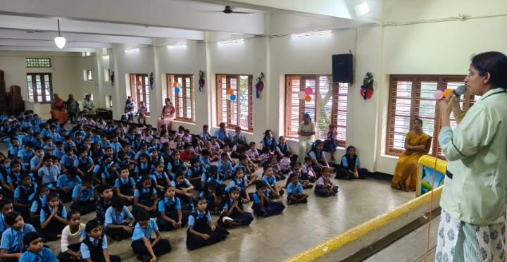 പ്രമാണം:26337-ekm-lahari new1.jpg