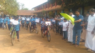 പ്രമാണം:Cyclerally flagoff.Kondotty.C.I.jpg