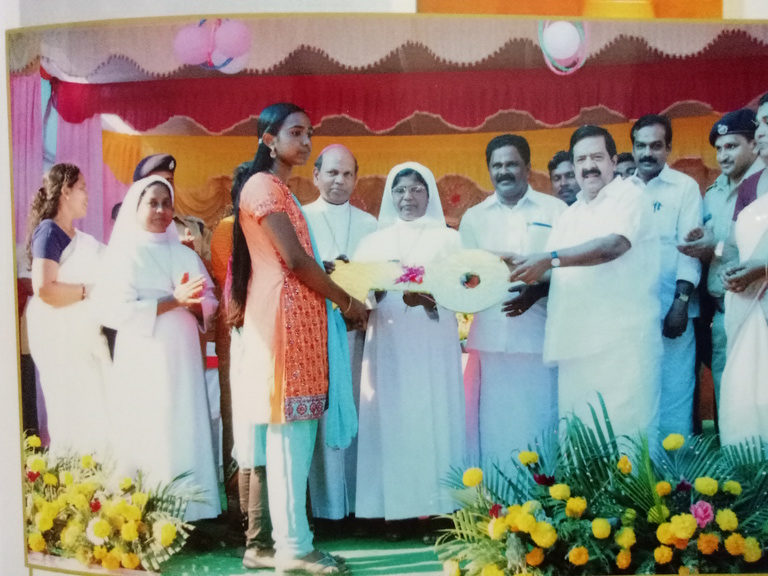 പ്രമാണം:444444444jolly 38885.resized.jpg