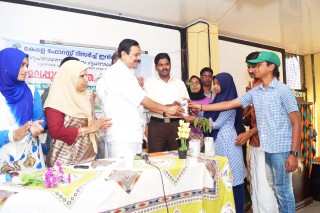 പ്രമാണം:3 Grihanadhanoru chandanam Grihanadhakorasokam project.jpg