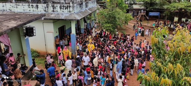 മാവേലിയെ വരവേൽക്കുന്ന കുട്ടികൾ