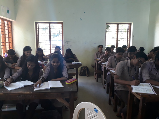 പ്രമാണം:44055 class old133.resized.jpg