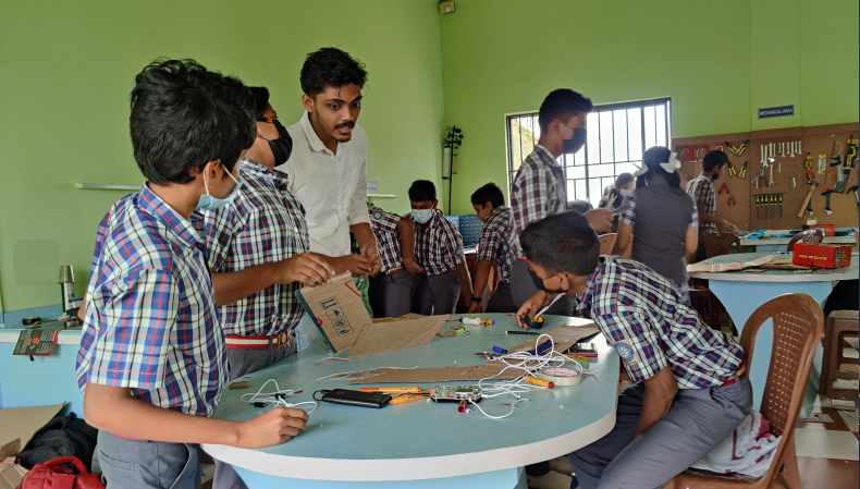 പ്രമാണം:Tinkering lab Image.png