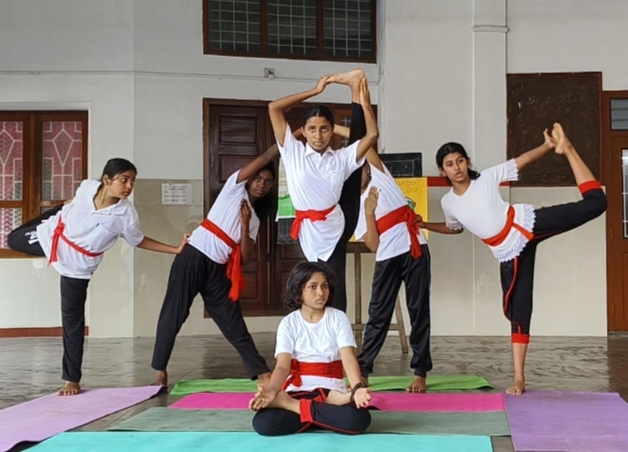 പ്രമാണം:24049-yoga.jpg
