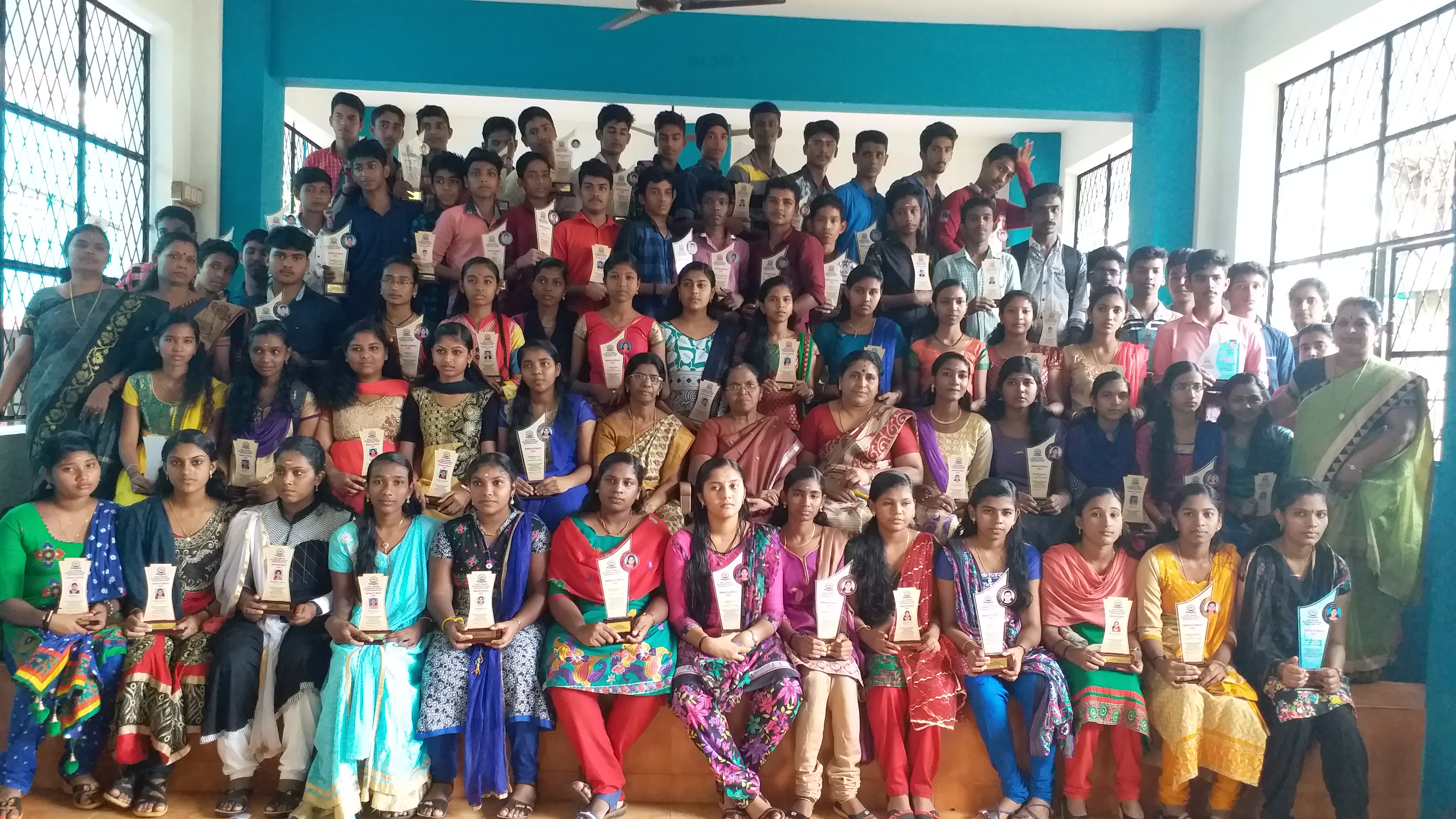 10 A+ ഉം 9 A+ ഉം നേടിയ വിദ്യാര്‍ത്ഥികള്‍ അധ്യാപകരോടൊപ്പം......