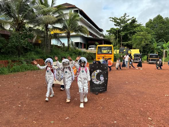 പ്രമാണം:18431 moon day 25.jpg