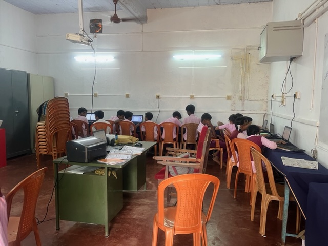 പ്രമാണം:22032 St.Antonys H.S,Pazhuvil Computer lab working.jpg.jpg
