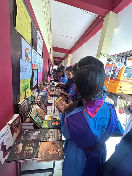 പ്രമാണം:Vayanadinam 40022 guide.jpg