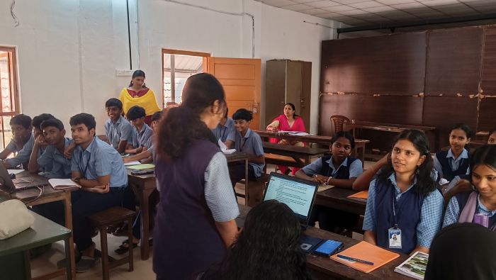 പ്രമാണം:23004little kites class2.jpg