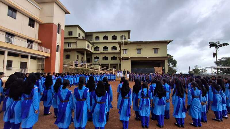 പ്രമാണം:19112 mes scouts scarf day1.jpeg