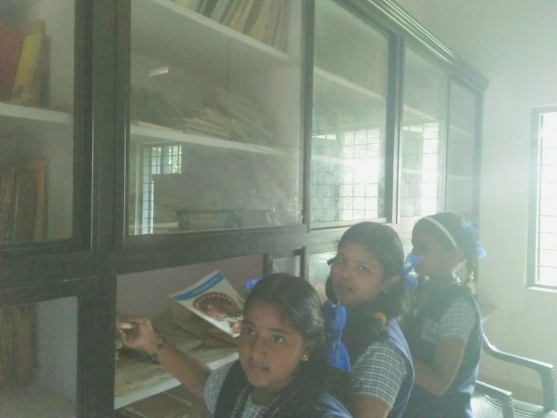 പ്രമാണം:800px-22076rdg 1.jpg