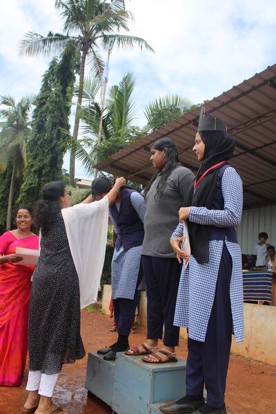 പ്രമാണം:11053 girls.jpg