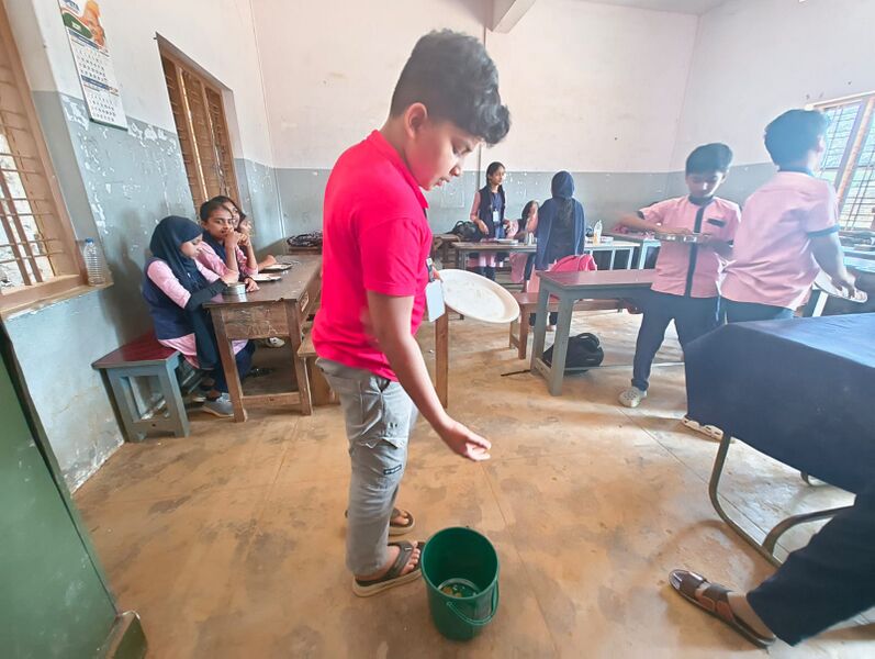 പ്രമാണം:15253 waste in class.jpg