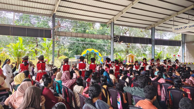പ്രമാണം:25045-opening day1.jpg