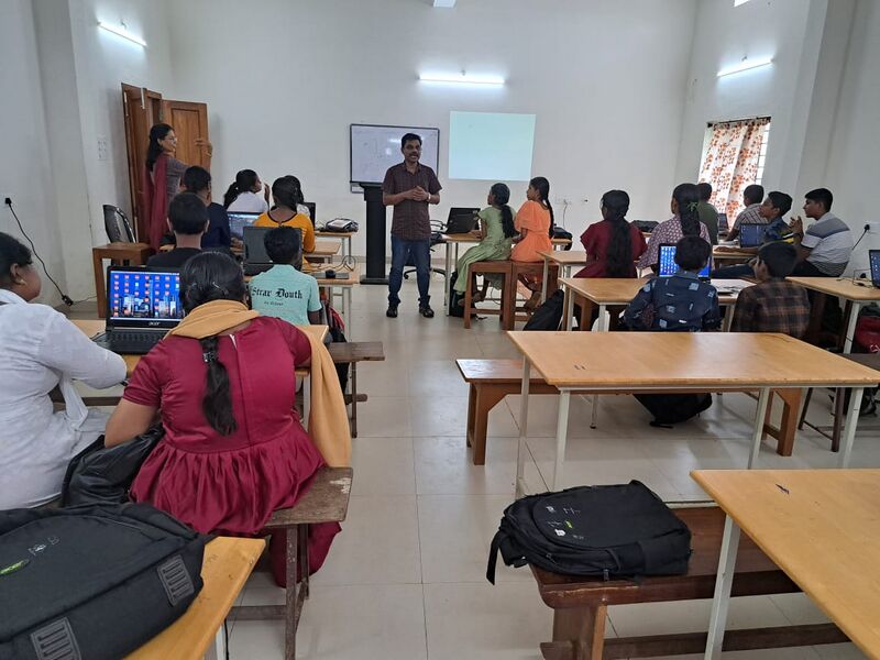 പ്രമാണം:33016 LITTLE KITES.jpg