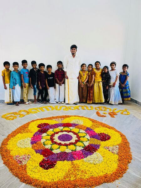 പ്രമാണം:19782 onam pookkalam.jpg