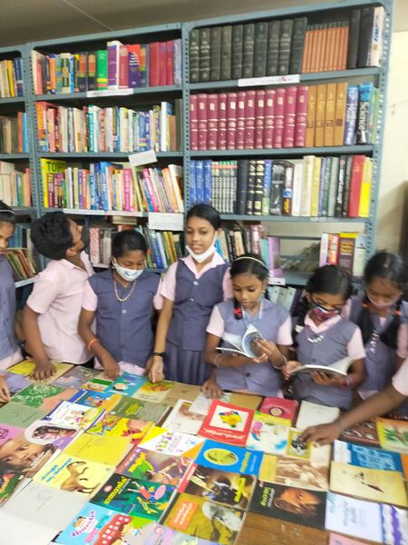 പ്രമാണം:42341-libraryvisit.jpg