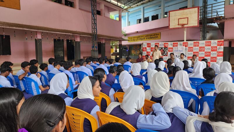 പ്രമാണം:48137 lahari4.jpg