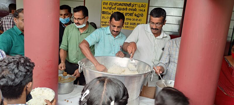 പ്രമാണം:15051 distribut food.jpg