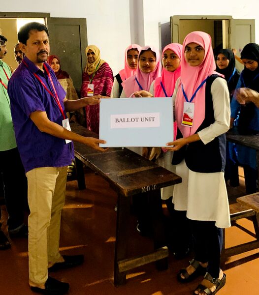 പ്രമാണം:19009-ELECTION BALLOT UNIT HANDING OVER.jpg