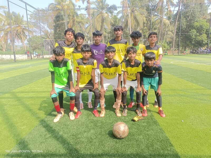 പ്രമാണം:19357 URDU-HS-FOOTBALL-TEAM.jpg