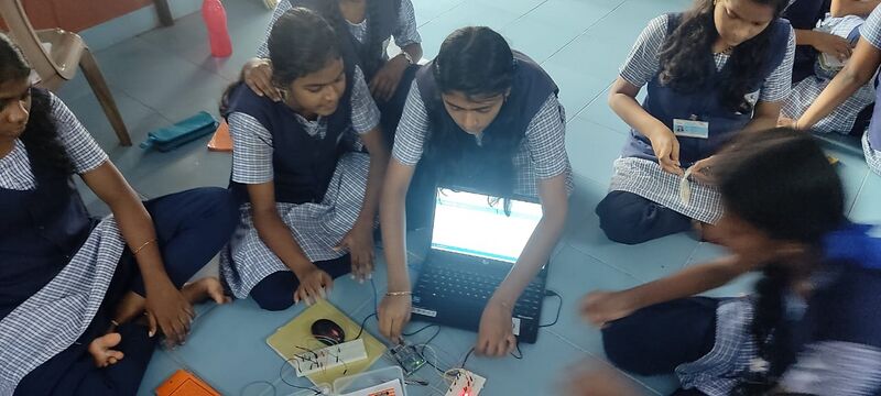 പ്രമാണം:22076 LK Robotics3 22 25.jpg