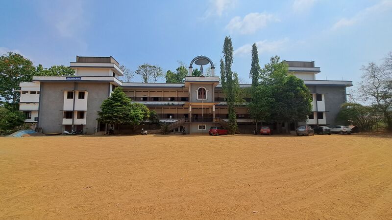 പ്രമാണം:31039.school photo.jpg