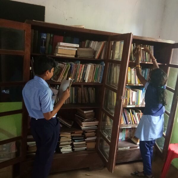 പ്രമാണം:44042 school library.jpg