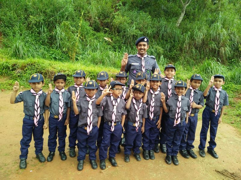 പ്രമാണം:Cub with master.jpg