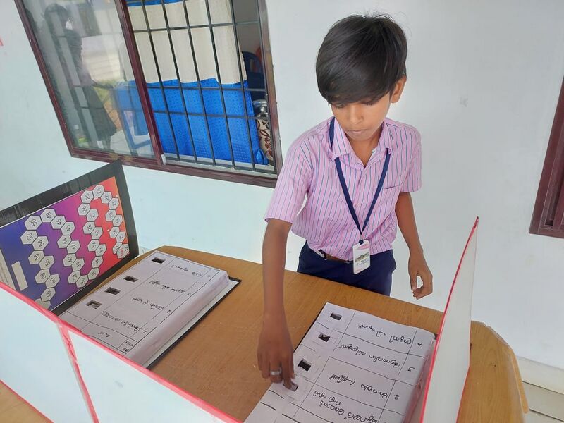 പ്രമാണം:Polling booth shj.jpeg