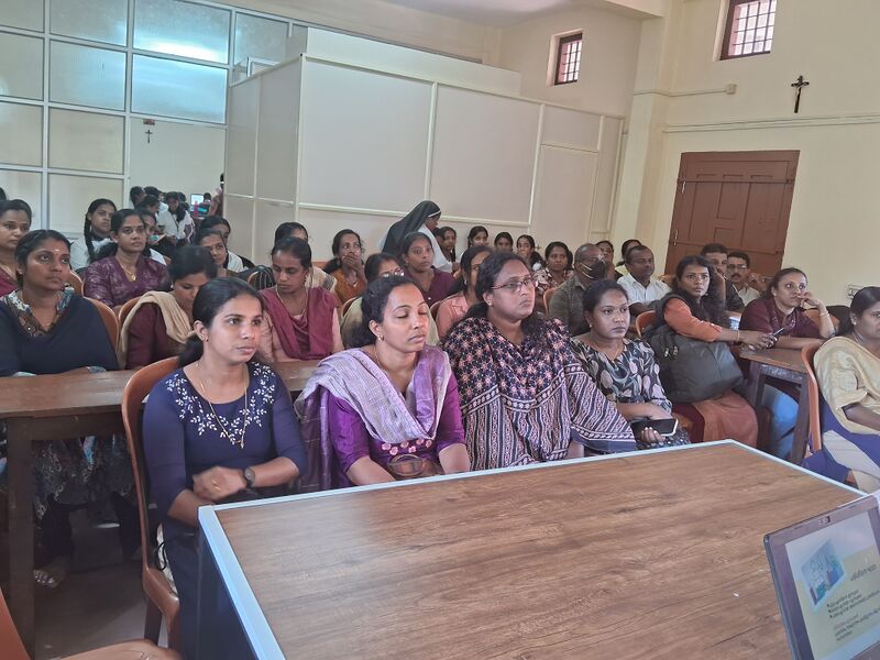 പ്രമാണം:23008-little kites41.jpg