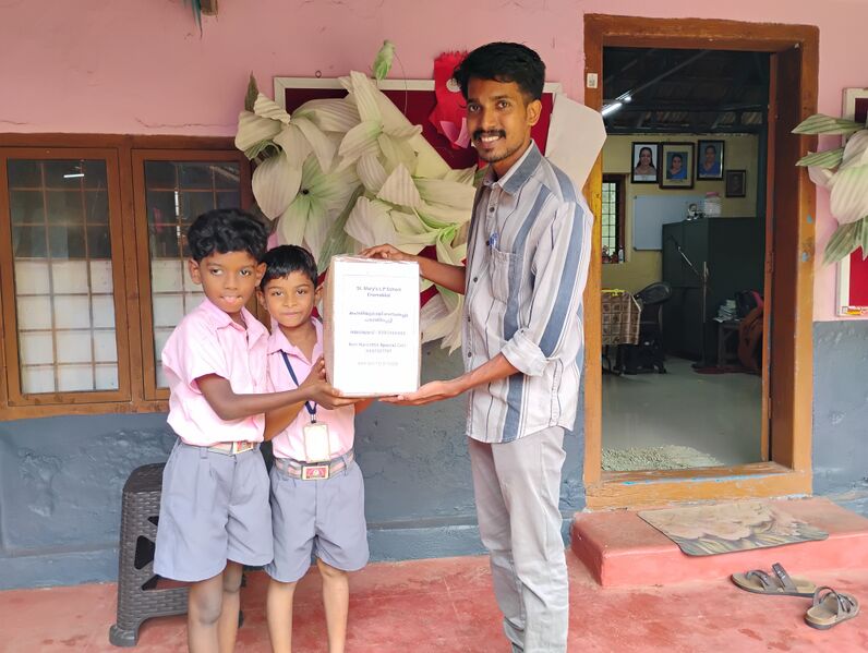 പ്രമാണം:24419 yodhav box.jpg