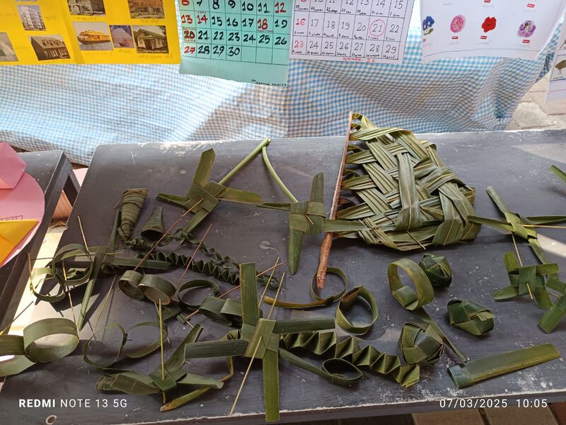 പ്രമാണം:27228 HITECH PADANOLSAVAM NATURAL CREATIVITY.jpeg