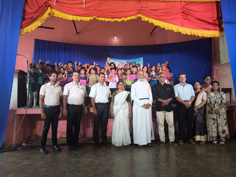 പ്രമാണം:38043 pravesanolsavam26 08.jpg