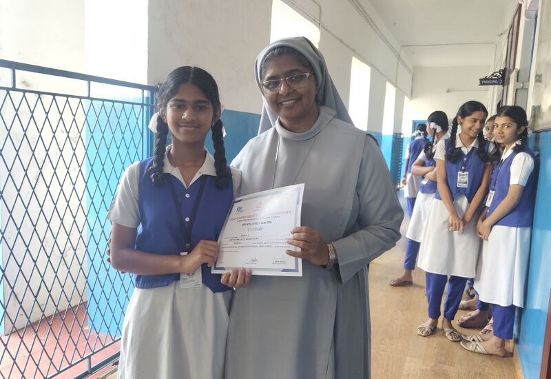 പ്രമാണം:21001 Giving certificate 2.jpg