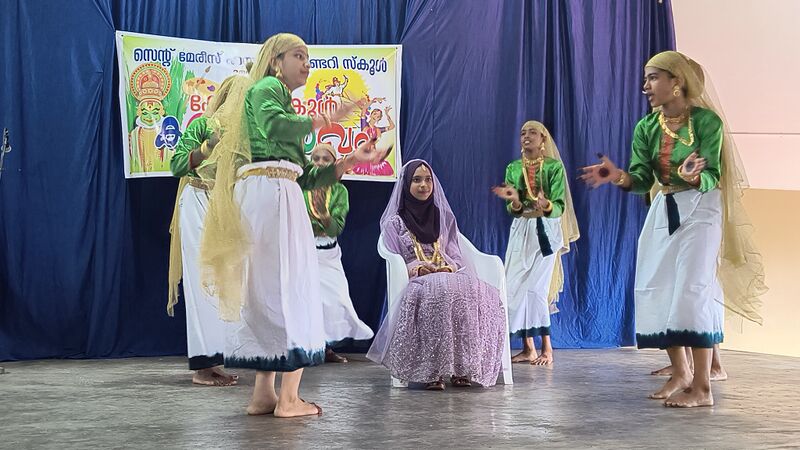 പ്രമാണം:25044 school kalolsavam 15.jpg