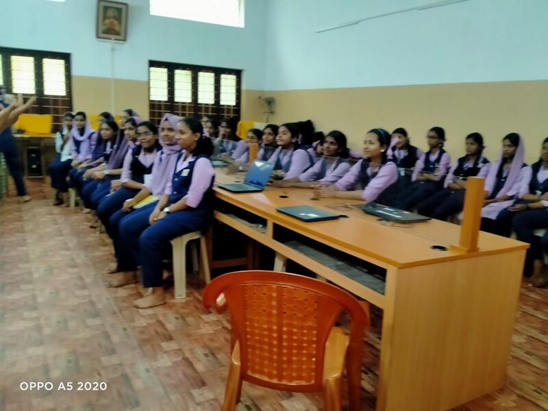 പ്രമാണം:Robotics class.jpg