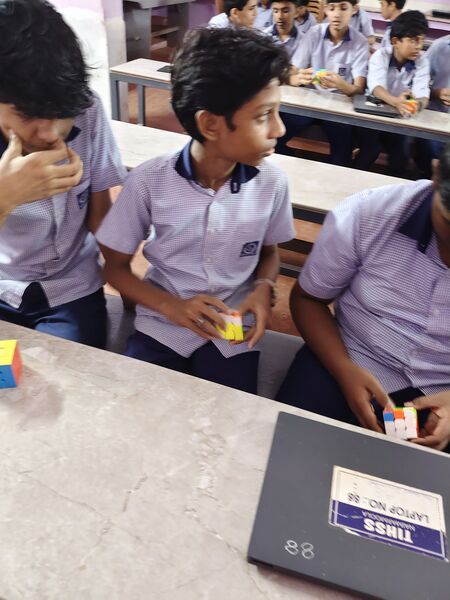പ്രമാണം:Rubik's cube solving competition .jpg