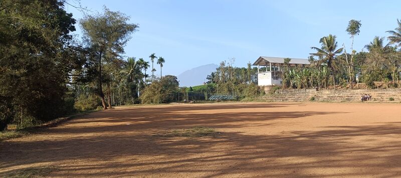 പ്രമാണം:15062 schoolground.jpg