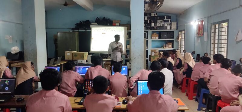 പ്രമാണം:18011 LK01.jpeg