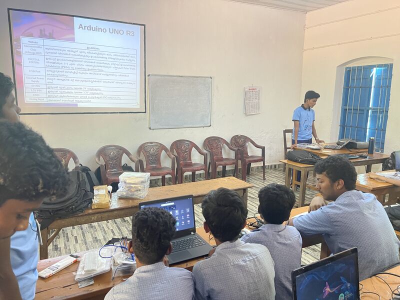 പ്രമാണം:38098.റോബോട്ടിക്സ് silpasala 1.jpeg