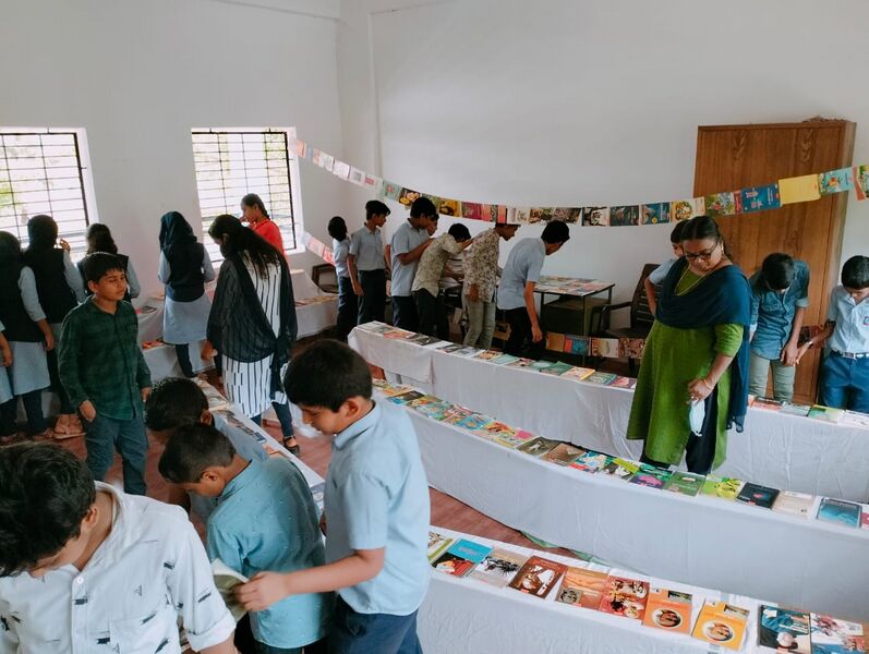 പ്രമാണം:Pushtaka pradarshanam.jpg