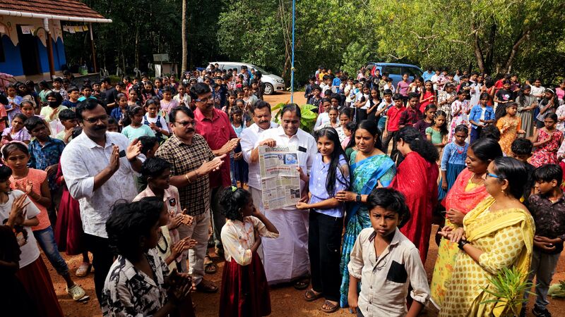 പ്രമാണം:42450-school pathram.jpg