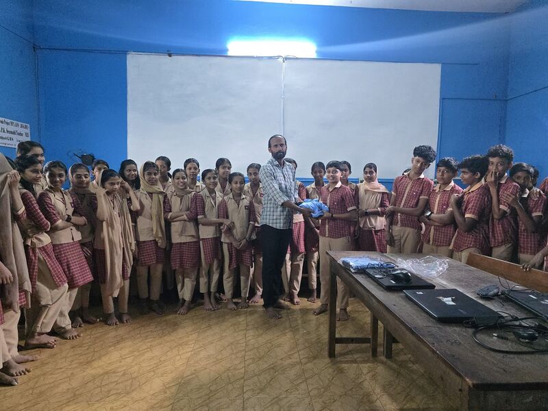 പ്രമാണം:13759 KNR LK UNIFORM 1.jpg