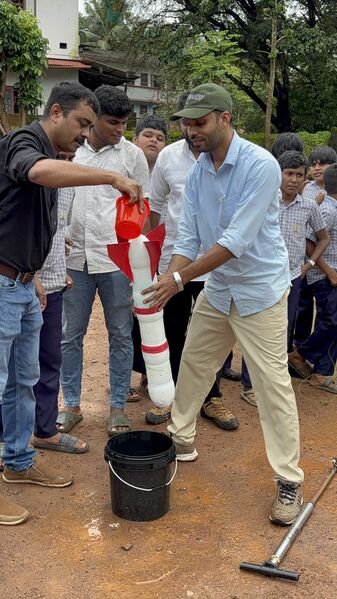 പ്രമാണം:19868-Moon day-water rocket3.jpg