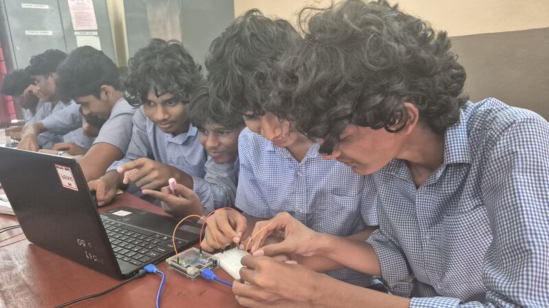 പ്രമാണം:21039.RROBO WORKSHOP.jpg