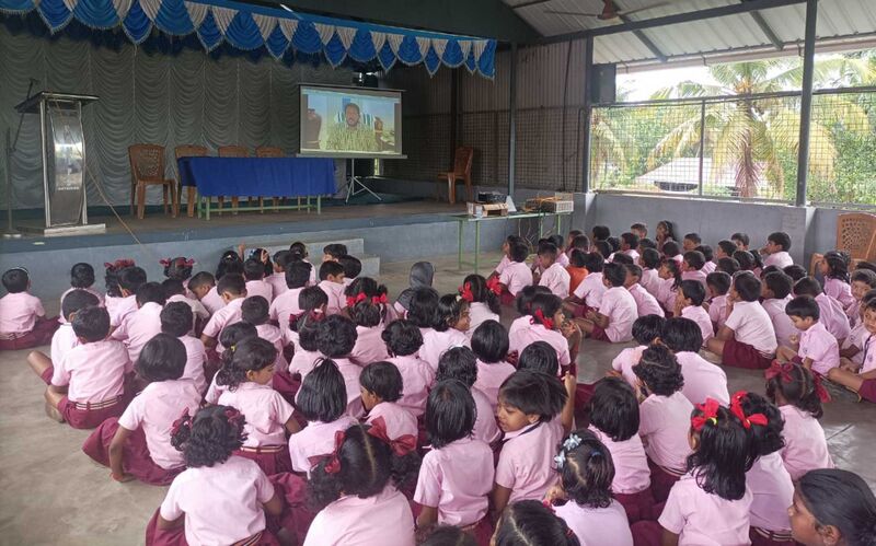 പ്രമാണം:22612-hightech video conf2.jpeg