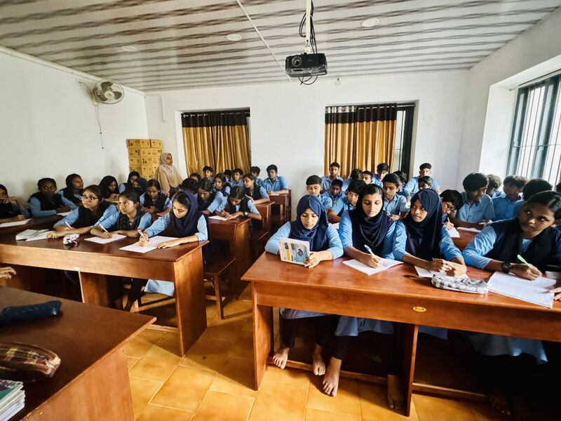 പ്രമാണം:23014hightech class room.jpg