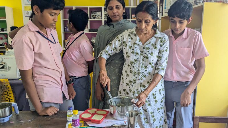 പ്രമാണം:23457 soap1.jpeg